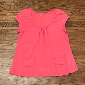 Three dots coral/Pink Short Sleeve Top. 2 pockets .